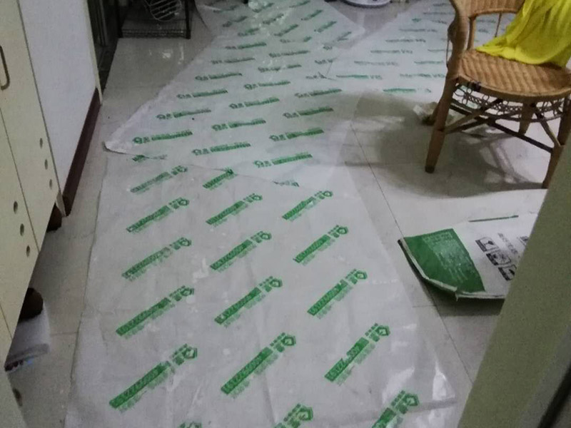 陽臺瓷磚拆除重裝：1、施工前，磚墻及附近區(qū)域灑適量水，減少灰塵對環(huán)境的污染，做到文明施工。     2、根據施工現(xiàn)場的實際情況，墻體拆除采用人工拆除（用一些簡單工具，如錘子、撬棍、鐵鍬、瓦刀等）的方法施工。拆除時，自上而下，不許用推到或拉倒方法拆除。     3、拆除時，將墻體劃分成若干段，每段的寬度大致與活動腳手架寬度相等，活動腳手架要有專人看護，自上而下，分層次，水平拆除。     4、拆除時，施工人員要站在穩(wěn)固的平臺上，禁止站在柱、墻截面上作業(yè)。     5、拆除完后，建筑垃圾要求外運，然后現(xiàn)場清潔干凈。