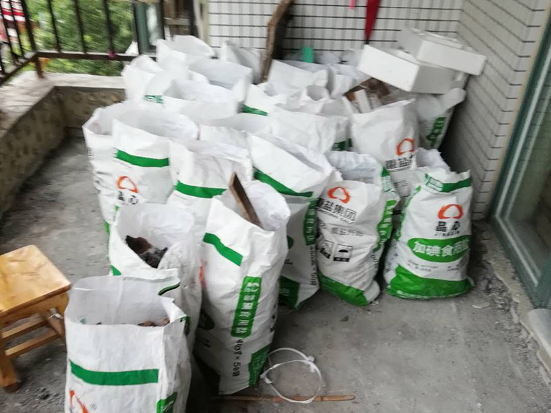 陽臺瓷磚拆除重裝：1、施工前，磚墻及附近區(qū)域灑適量水，減少灰塵對環(huán)境的污染，做到文明施工。     2、根據施工現(xiàn)場的實際情況，墻體拆除采用人工拆除（用一些簡單工具，如錘子、撬棍、鐵鍬、瓦刀等）的方法施工。拆除時，自上而下，不許用推到或拉倒方法拆除。     3、拆除時，將墻體劃分成若干段，每段的寬度大致與活動腳手架寬度相等，活動腳手架要有專人看護，自上而下，分層次，水平拆除。     4、拆除時，施工人員要站在穩(wěn)固的平臺上，禁止站在柱、墻截面上作業(yè)。     5、拆除完后，建筑垃圾要求外運，然后現(xiàn)場清潔干凈。