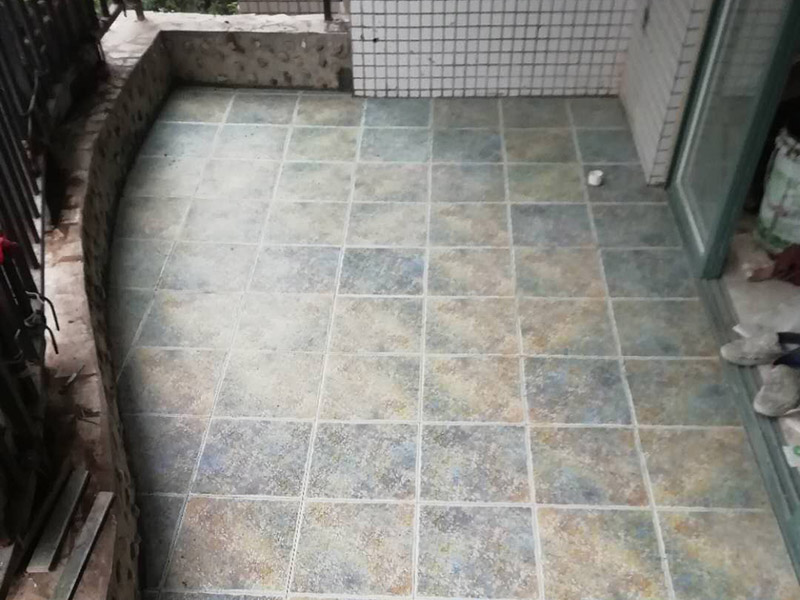 陽臺瓷磚拆除重裝：1、施工前，磚墻及附近區(qū)域灑適量水，減少灰塵對環(huán)境的污染，做到文明施工。     2、根據施工現(xiàn)場的實際情況，墻體拆除采用人工拆除（用一些簡單工具，如錘子、撬棍、鐵鍬、瓦刀等）的方法施工。拆除時，自上而下，不許用推到或拉倒方法拆除。     3、拆除時，將墻體劃分成若干段，每段的寬度大致與活動腳手架寬度相等，活動腳手架要有專人看護，自上而下，分層次，水平拆除。     4、拆除時，施工人員要站在穩(wěn)固的平臺上，禁止站在柱、墻截面上作業(yè)。     5、拆除完后，建筑垃圾要求外運，然后現(xiàn)場清潔干凈。