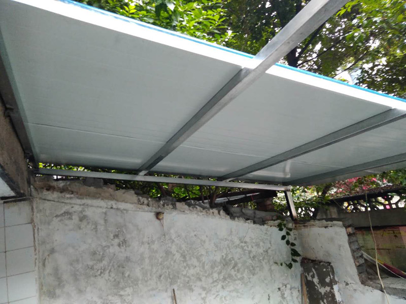 夾心彩鋼棚安裝：1、在進(jìn)行彩鋼夾芯板安裝的時(shí)候搬運(yùn)板材是常有的事,但搬運(yùn)也是有講究的,應(yīng)該小心的把兩頭同時(shí)抬起.這樣就可以防止損壞它的表面氧化膜。2、彩鋼夾芯板的固定方式,一般是有兩個(gè)；我們可以用自攻螺釘穿過(guò)墻板,來(lái)直接將夾心板固定在墻面次結(jié)構(gòu)上。3、在安裝的時(shí)候,也需要用到耐候膠(玻璃膠),注意利用耐候膠嵌縫密封的時(shí)候要保持它的緊密性,這樣就可以有效的防塵與雨水滲漏。4、對(duì)于安裝結(jié)束收尾的時(shí)候,我們還需要進(jìn)行檢查,在安裝完工后 我們要從上到下,進(jìn)行逐層的把墻板表面保護(hù)膜去掉,并逐層拆架,拆架注意墻板不能被劃傷或者是碰傷,檢查和清掃一些粘結(jié)物以及塵土等。