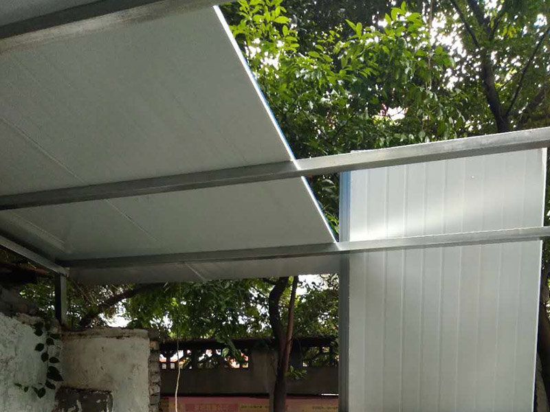 夾心彩鋼棚安裝：1、在進(jìn)行彩鋼夾芯板安裝的時(shí)候搬運(yùn)板材是常有的事,但搬運(yùn)也是有講究的,應(yīng)該小心的把兩頭同時(shí)抬起.這樣就可以防止損壞它的表面氧化膜。2、彩鋼夾芯板的固定方式,一般是有兩個(gè)；我們可以用自攻螺釘穿過(guò)墻板,來(lái)直接將夾心板固定在墻面次結(jié)構(gòu)上。3、在安裝的時(shí)候,也需要用到耐候膠(玻璃膠),注意利用耐候膠嵌縫密封的時(shí)候要保持它的緊密性,這樣就可以有效的防塵與雨水滲漏。4、對(duì)于安裝結(jié)束收尾的時(shí)候,我們還需要進(jìn)行檢查,在安裝完工后 我們要從上到下,進(jìn)行逐層的把墻板表面保護(hù)膜去掉,并逐層拆架,拆架注意墻板不能被劃傷或者是碰傷,檢查和清掃一些粘結(jié)物以及塵土等。