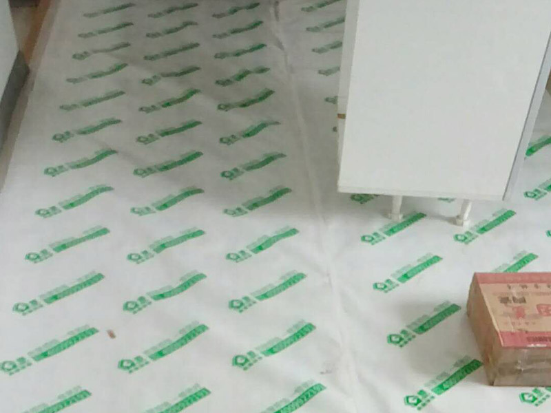 馬桶下水管維修：1、大多數(shù)人的解決辦法就是找專門維修解決下水管漏水的工人，其實不然，很多時候只要找對了下水管漏水的原因，我們自己就可以動手解決下水管漏水的問題。如果是下水管破裂，更換新的；如果是零件松動，可以找扳手，把零件擰緊，再用專門的膠粘劑，用布袋或者其他材料纏繞水管。2、維修處理辦法，就是用玻璃膠涂膜在水管破裂的周圍，或者是下水管漏水的位置，之后，先不要忙用水，等到第二天再用水，試看看衛(wèi)生間下水管漏水是否維修好，如果沒有漏水了，就說明玻璃膠已經(jīng)把漏水的地方粘接在了一起。