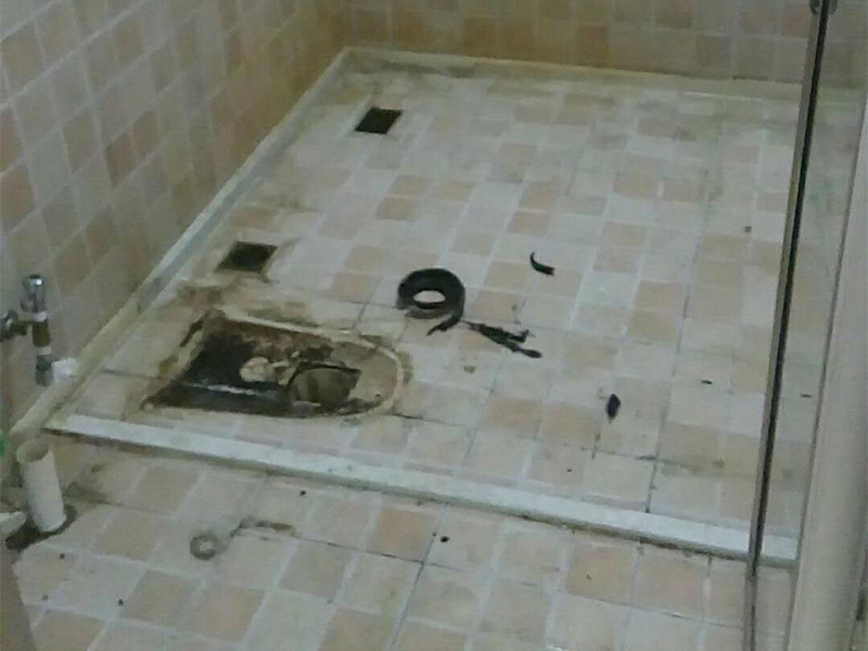 馬桶下水管維修：1、大多數(shù)人的解決辦法就是找專門維修解決下水管漏水的工人，其實不然，很多時候只要找對了下水管漏水的原因，我們自己就可以動手解決下水管漏水的問題。如果是下水管破裂，更換新的；如果是零件松動，可以找扳手，把零件擰緊，再用專門的膠粘劑，用布袋或者其他材料纏繞水管。2、維修處理辦法，就是用玻璃膠涂膜在水管破裂的周圍，或者是下水管漏水的位置，之后，先不要忙用水，等到第二天再用水，試看看衛(wèi)生間下水管漏水是否維修好，如果沒有漏水了，就說明玻璃膠已經(jīng)把漏水的地方粘接在了一起。