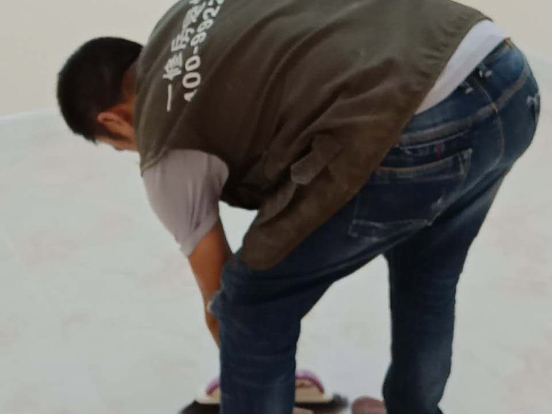 新房裝修案例：到施工階段，主體拆改是最先上的一個(gè)項(xiàng)目，主要包括拆墻、砌墻、鏟墻皮、拆暖氣、換塑鋼窗等等。主體拆改說白了，就是先把工地的框架先搭起來。水電路改造之前，主體結(jié)構(gòu)拆改應(yīng)該基本完成了。在水電改造和主體拆改之間，還應(yīng)該進(jìn)行櫥柜的第一次測(cè)量。木工、瓦工、油工是施工的&ldquo;三兄弟&rdquo;，基本出場(chǎng)順序是：木瓦油，出場(chǎng)原則是&mdash;&mdash;&ldquo;誰臟誰先上&rdquo;，這也是決定家裝順序的基本原則之一。其實(shí)像包立管、做裝飾吊頂、貼石膏線之類的木工活從某種意義上說也可以作為主體拆改的細(xì)環(huán)節(jié)考慮，本身和水電路改造并不沖突，有時(shí)候還需要一些配合。在廚衛(wèi)吊頂?shù)耐瑫r(shí)，廚衛(wèi)的防潮吸頂燈、浴霸應(yīng)該已經(jīng)買好了，最好把廚衛(wèi)吸頂燈、排風(fēng)扇(浴霸)同時(shí)裝好，或者留出線頭和開孔。吊頂結(jié)束后，可以約櫥柜上門安裝了。同時(shí)安裝的還有水槽和煤氣灶，櫥柜安裝之前最好協(xié)調(diào)物業(yè)把煤氣通了，方便煤氣灶裝好之后需要試氣。