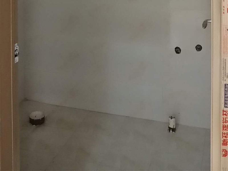 新房裝修案例：到施工階段，主體拆改是最先上的一個(gè)項(xiàng)目，主要包括拆墻、砌墻、鏟墻皮、拆暖氣、換塑鋼窗等等。主體拆改說白了，就是先把工地的框架先搭起來。水電路改造之前，主體結(jié)構(gòu)拆改應(yīng)該基本完成了。在水電改造和主體拆改之間，還應(yīng)該進(jìn)行櫥柜的第一次測(cè)量。木工、瓦工、油工是施工的&ldquo;三兄弟&rdquo;，基本出場(chǎng)順序是：木瓦油，出場(chǎng)原則是&mdash;&mdash;&ldquo;誰臟誰先上&rdquo;，這也是決定家裝順序的基本原則之一。其實(shí)像包立管、做裝飾吊頂、貼石膏線之類的木工活從某種意義上說也可以作為主體拆改的細(xì)環(huán)節(jié)考慮，本身和水電路改造并不沖突，有時(shí)候還需要一些配合。在廚衛(wèi)吊頂?shù)耐瑫r(shí)，廚衛(wèi)的防潮吸頂燈、浴霸應(yīng)該已經(jīng)買好了，最好把廚衛(wèi)吸頂燈、排風(fēng)扇(浴霸)同時(shí)裝好，或者留出線頭和開孔。吊頂結(jié)束后，可以約櫥柜上門安裝了。同時(shí)安裝的還有水槽和煤氣灶，櫥柜安裝之前最好協(xié)調(diào)物業(yè)把煤氣通了，方便煤氣灶裝好之后需要試氣。