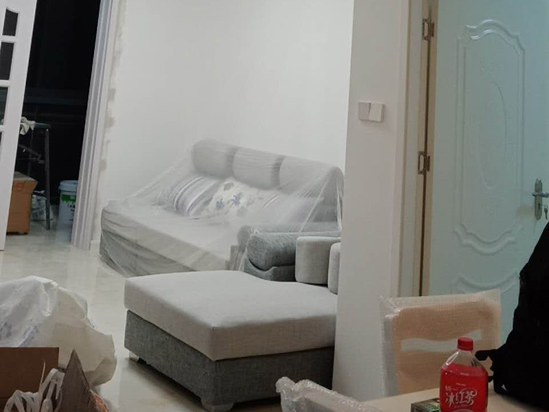 新房裝修案例：到施工階段，主體拆改是最先上的一個(gè)項(xiàng)目，主要包括拆墻、砌墻、鏟墻皮、拆暖氣、換塑鋼窗等等。主體拆改說白了，就是先把工地的框架先搭起來。水電路改造之前，主體結(jié)構(gòu)拆改應(yīng)該基本完成了。在水電改造和主體拆改之間，還應(yīng)該進(jìn)行櫥柜的第一次測(cè)量。木工、瓦工、油工是施工的&ldquo;三兄弟&rdquo;，基本出場(chǎng)順序是：木瓦油，出場(chǎng)原則是&mdash;&mdash;&ldquo;誰臟誰先上&rdquo;，這也是決定家裝順序的基本原則之一。其實(shí)像包立管、做裝飾吊頂、貼石膏線之類的木工活從某種意義上說也可以作為主體拆改的細(xì)環(huán)節(jié)考慮，本身和水電路改造并不沖突，有時(shí)候還需要一些配合。在廚衛(wèi)吊頂?shù)耐瑫r(shí)，廚衛(wèi)的防潮吸頂燈、浴霸應(yīng)該已經(jīng)買好了，最好把廚衛(wèi)吸頂燈、排風(fēng)扇(浴霸)同時(shí)裝好，或者留出線頭和開孔。吊頂結(jié)束后，可以約櫥柜上門安裝了。同時(shí)安裝的還有水槽和煤氣灶，櫥柜安裝之前最好協(xié)調(diào)物業(yè)把煤氣通了，方便煤氣灶裝好之后需要試氣。