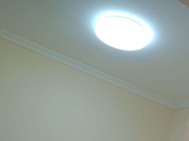 新房裝修案例：到施工階段，主體拆改是最先上的一個(gè)項(xiàng)目，主要包括拆墻、砌墻、鏟墻皮、拆暖氣、換塑鋼窗等等。主體拆改說白了，就是先把工地的框架先搭起來。水電路改造之前，主體結(jié)構(gòu)拆改應(yīng)該基本完成了。在水電改造和主體拆改之間，還應(yīng)該進(jìn)行櫥柜的第一次測(cè)量。木工、瓦工、油工是施工的&ldquo;三兄弟&rdquo;，基本出場(chǎng)順序是：木瓦油，出場(chǎng)原則是&mdash;&mdash;&ldquo;誰臟誰先上&rdquo;，這也是決定家裝順序的基本原則之一。其實(shí)像包立管、做裝飾吊頂、貼石膏線之類的木工活從某種意義上說也可以作為主體拆改的細(xì)環(huán)節(jié)考慮，本身和水電路改造并不沖突，有時(shí)候還需要一些配合。在廚衛(wèi)吊頂?shù)耐瑫r(shí)，廚衛(wèi)的防潮吸頂燈、浴霸應(yīng)該已經(jīng)買好了，最好把廚衛(wèi)吸頂燈、排風(fēng)扇(浴霸)同時(shí)裝好，或者留出線頭和開孔。吊頂結(jié)束后，可以約櫥柜上門安裝了。同時(shí)安裝的還有水槽和煤氣灶，櫥柜安裝之前最好協(xié)調(diào)物業(yè)把煤氣通了，方便煤氣灶裝好之后需要試氣。