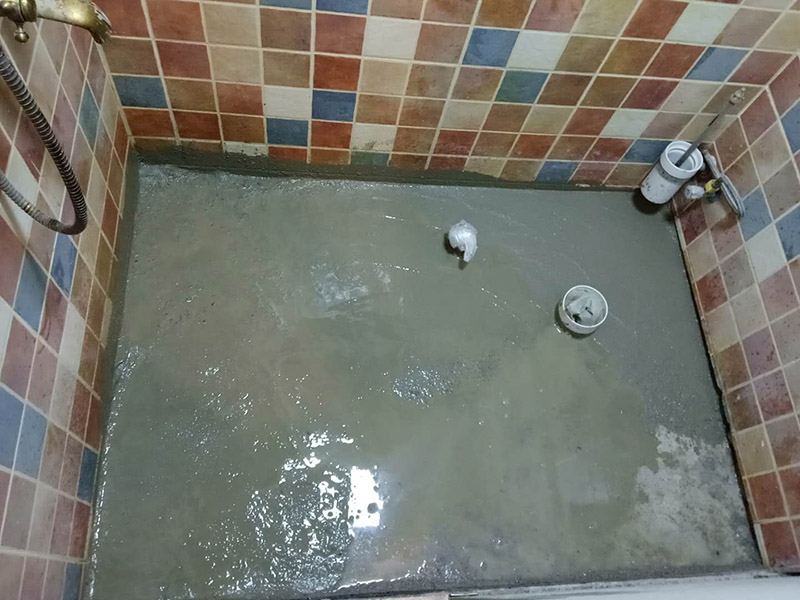 廁所管道重裝，地面找平：1、關(guān)閉水管總閥。(即水表前面的水管開關(guān))2、打開水龍頭20分鐘，確保沒水再滴后關(guān)閉所有的水龍頭。3、關(guān)閉馬桶水箱和洗衣機等進水開關(guān)。4、打開水管總閥。5、打開總閥后20分鐘，查看水表是否走動，包括緩慢的走動。如果有走動，即為漏水了。如果沒有走動，可能沒事。建議施工完一定要進行水壓測試實驗，一般打壓8公斤，時間20-30分鐘。 在地面找平工程上，我們需要注意3個小方面，即平整度、地面抹灰及養(yǎng)護。地面找平對平整度有極高的要求，它通常將地面平整度分為3個環(huán)節(jié)分別采取不同的措施進行修整，嚴格控制地面落差。另一方面，地面抹灰是地面找平不可缺少的一個環(huán)節(jié)，我們常根據(jù)面層抹灰的厚度來找出地面抹平的基準(zhǔn)線。最后但同樣重要的是地面的養(yǎng)護，在地面找平工作完成后是需要對地面進行養(yǎng)護的，我們可以通過適量灑水養(yǎng)護，并且養(yǎng)護的時間應(yīng)該不少于7天，這樣才能保證地面找平工程的質(zhì)量。