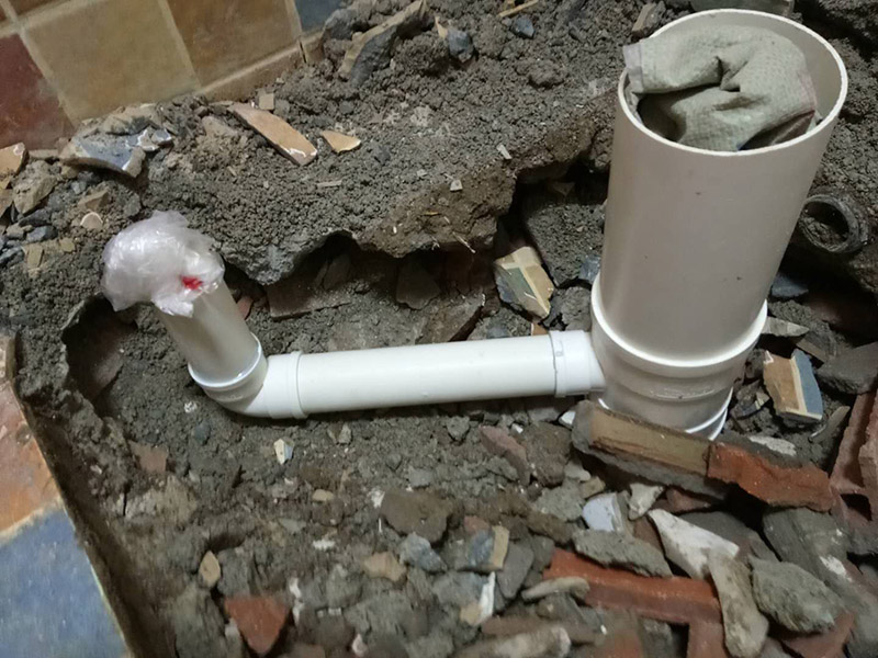 廁所管道重裝，地面找平：1、關(guān)閉水管總閥。(即水表前面的水管開關(guān))2、打開水龍頭20分鐘，確保沒水再滴后關(guān)閉所有的水龍頭。3、關(guān)閉馬桶水箱和洗衣機等進水開關(guān)。4、打開水管總閥。5、打開總閥后20分鐘，查看水表是否走動，包括緩慢的走動。如果有走動，即為漏水了。如果沒有走動，可能沒事。建議施工完一定要進行水壓測試實驗，一般打壓8公斤，時間20-30分鐘。 在地面找平工程上，我們需要注意3個小方面，即平整度、地面抹灰及養(yǎng)護。地面找平對平整度有極高的要求，它通常將地面平整度分為3個環(huán)節(jié)分別采取不同的措施進行修整，嚴格控制地面落差。另一方面，地面抹灰是地面找平不可缺少的一個環(huán)節(jié)，我們常根據(jù)面層抹灰的厚度來找出地面抹平的基準(zhǔn)線。最后但同樣重要的是地面的養(yǎng)護，在地面找平工作完成后是需要對地面進行養(yǎng)護的，我們可以通過適量灑水養(yǎng)護，并且養(yǎng)護的時間應(yīng)該不少于7天，這樣才能保證地面找平工程的質(zhì)量。