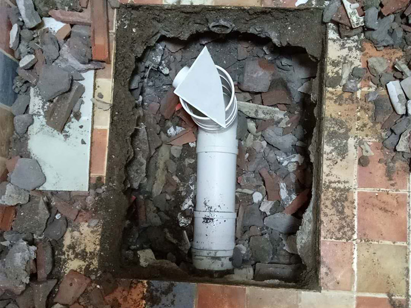 廁所管道重裝，地面找平：1、關(guān)閉水管總閥。(即水表前面的水管開關(guān))2、打開水龍頭20分鐘，確保沒水再滴后關(guān)閉所有的水龍頭。3、關(guān)閉馬桶水箱和洗衣機等進水開關(guān)。4、打開水管總閥。5、打開總閥后20分鐘，查看水表是否走動，包括緩慢的走動。如果有走動，即為漏水了。如果沒有走動，可能沒事。建議施工完一定要進行水壓測試實驗，一般打壓8公斤，時間20-30分鐘。 在地面找平工程上，我們需要注意3個小方面，即平整度、地面抹灰及養(yǎng)護。地面找平對平整度有極高的要求，它通常將地面平整度分為3個環(huán)節(jié)分別采取不同的措施進行修整，嚴格控制地面落差。另一方面，地面抹灰是地面找平不可缺少的一個環(huán)節(jié)，我們常根據(jù)面層抹灰的厚度來找出地面抹平的基準(zhǔn)線。最后但同樣重要的是地面的養(yǎng)護，在地面找平工作完成后是需要對地面進行養(yǎng)護的，我們可以通過適量灑水養(yǎng)護，并且養(yǎng)護的時間應(yīng)該不少于7天，這樣才能保證地面找平工程的質(zhì)量。