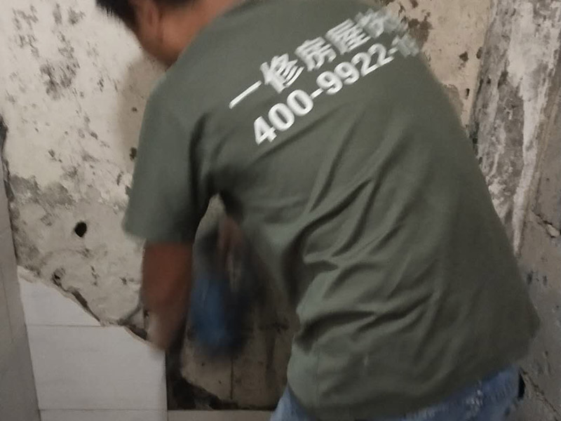 局部瓷磚拆除裝修：衛(wèi)浴用具拆除后可以對(duì)墻面瓷磚進(jìn)行拆卸。拆卸一般是從墻體的下方往上方敲，從瓷磚的邊緣往里面敲，還需要根據(jù)拆卸的位置選擇適當(dāng)?shù)那么u力度。敲磚是從墻體下方開始敲，從每塊瓷磚的邊緣開始敲。如果先敲上面的瓷磚，地面堆積瓷磚較多，擋住墻體下面的瓷磚，不利于拆卸。另外，敲磚過程中，要不是對(duì)地面的瓷磚進(jìn)行清理，以免瓷磚過多堆積，減慢施工進(jìn)度以及造成施工意外。 由于二手房的衛(wèi)浴在之前是做了一次防水的，因此在敲磚時(shí)必須注意防水層的處理，與屋主溝通好，防水層是否打掉。舊的防水層一般都不打掉，在敲磚后，在原有的防水層上面，再薄薄做一層防水，以提高衛(wèi)浴的防水能力。但如果屋主需要把防水敲掉重新再做。則敲磚需要打到批土層或打到見底。敲插座和龍頭附近的瓷磚時(shí)，要慢慢敲，小心摸清電線和水管的走向，以防損壞電線和水管。如果電線或水管已經(jīng)損壞了，要及時(shí)進(jìn)行修補(bǔ)處理，以免留下更多后續(xù)工程。