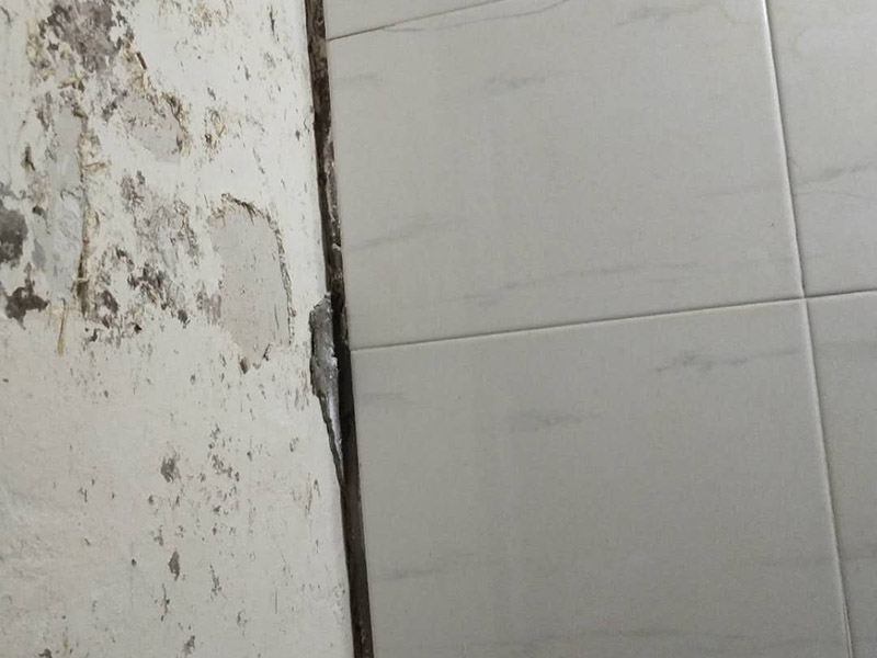 局部瓷磚拆除裝修：衛(wèi)浴用具拆除后可以對(duì)墻面瓷磚進(jìn)行拆卸。拆卸一般是從墻體的下方往上方敲，從瓷磚的邊緣往里面敲，還需要根據(jù)拆卸的位置選擇適當(dāng)?shù)那么u力度。敲磚是從墻體下方開始敲，從每塊瓷磚的邊緣開始敲。如果先敲上面的瓷磚，地面堆積瓷磚較多，擋住墻體下面的瓷磚，不利于拆卸。另外，敲磚過程中，要不是對(duì)地面的瓷磚進(jìn)行清理，以免瓷磚過多堆積，減慢施工進(jìn)度以及造成施工意外。 由于二手房的衛(wèi)浴在之前是做了一次防水的，因此在敲磚時(shí)必須注意防水層的處理，與屋主溝通好，防水層是否打掉。舊的防水層一般都不打掉，在敲磚后，在原有的防水層上面，再薄薄做一層防水，以提高衛(wèi)浴的防水能力。但如果屋主需要把防水敲掉重新再做。則敲磚需要打到批土層或打到見底。敲插座和龍頭附近的瓷磚時(shí)，要慢慢敲，小心摸清電線和水管的走向，以防損壞電線和水管。如果電線或水管已經(jīng)損壞了，要及時(shí)進(jìn)行修補(bǔ)處理，以免留下更多后續(xù)工程。