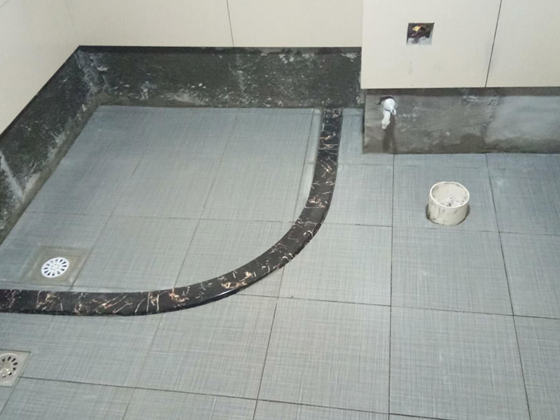 衛(wèi)生間貼磚裝修:1、 衛(wèi)生間墻面在施工前清理墻面的各類污物，用泥刀先批墻，后用水泥漿找平，防止瓷磚貼后有空鼓現(xiàn)象。2、 衛(wèi)生間內(nèi)會防止抽風(fēng)機(jī)、安裝吊頂?shù)?，所以高度要特別注意，其次是墻磚與地磚的尺寸要互相對應(yīng)，不能有太大的差異，最后根據(jù)高度、尺寸與整體效果來確定鋪貼方法，如果統(tǒng)一墻面瓷磚不同，大尺寸瓷磚從下往上貼，小尺寸從上往下貼。3、配料將清水逐量加入粉狀粘結(jié)劑內(nèi)，按照說明書上一定的比例調(diào)配。攪拌調(diào)和將粘結(jié)劑漿料攪拌至潤滑均勻，無明顯塊狀或糊涂結(jié)狀，將攪拌后施工漿料靜置5-10分鐘，然后再稍加攪拌