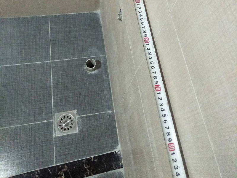 衛(wèi)生間貼磚裝修:1、 衛(wèi)生間墻面在施工前清理墻面的各類污物，用泥刀先批墻，后用水泥漿找平，防止瓷磚貼后有空鼓現(xiàn)象。2、 衛(wèi)生間內(nèi)會防止抽風(fēng)機(jī)、安裝吊頂?shù)?，所以高度要特別注意，其次是墻磚與地磚的尺寸要互相對應(yīng)，不能有太大的差異，最后根據(jù)高度、尺寸與整體效果來確定鋪貼方法，如果統(tǒng)一墻面瓷磚不同，大尺寸瓷磚從下往上貼，小尺寸從上往下貼。3、配料將清水逐量加入粉狀粘結(jié)劑內(nèi)，按照說明書上一定的比例調(diào)配。攪拌調(diào)和將粘結(jié)劑漿料攪拌至潤滑均勻，無明顯塊狀或糊涂結(jié)狀，將攪拌后施工漿料靜置5-10分鐘，然后再稍加攪拌