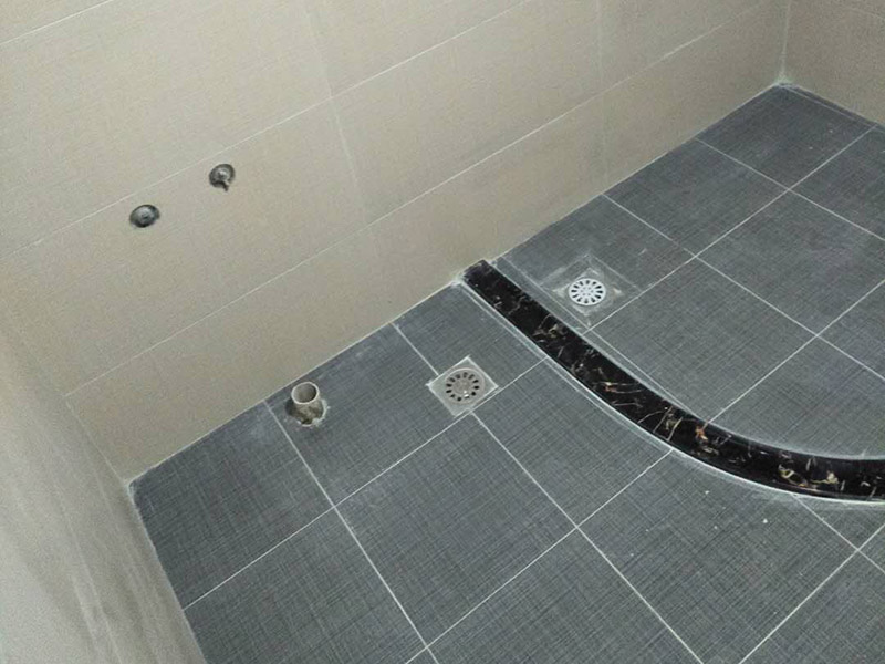 衛(wèi)生間貼磚裝修:1、 衛(wèi)生間墻面在施工前清理墻面的各類污物，用泥刀先批墻，后用水泥漿找平，防止瓷磚貼后有空鼓現(xiàn)象。2、 衛(wèi)生間內(nèi)會防止抽風(fēng)機(jī)、安裝吊頂?shù)?，所以高度要特別注意，其次是墻磚與地磚的尺寸要互相對應(yīng)，不能有太大的差異，最后根據(jù)高度、尺寸與整體效果來確定鋪貼方法，如果統(tǒng)一墻面瓷磚不同，大尺寸瓷磚從下往上貼，小尺寸從上往下貼。3、配料將清水逐量加入粉狀粘結(jié)劑內(nèi)，按照說明書上一定的比例調(diào)配。攪拌調(diào)和將粘結(jié)劑漿料攪拌至潤滑均勻，無明顯塊狀或糊涂結(jié)狀，將攪拌后施工漿料靜置5-10分鐘，然后再稍加攪拌