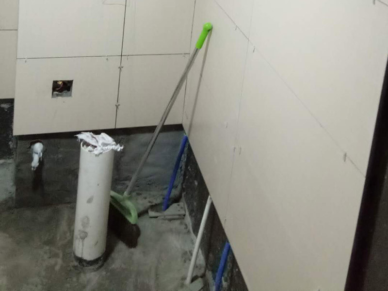 衛(wèi)生間貼磚裝修:1、 衛(wèi)生間墻面在施工前清理墻面的各類污物，用泥刀先批墻，后用水泥漿找平，防止瓷磚貼后有空鼓現(xiàn)象。2、 衛(wèi)生間內(nèi)會防止抽風(fēng)機(jī)、安裝吊頂?shù)?，所以高度要特別注意，其次是墻磚與地磚的尺寸要互相對應(yīng)，不能有太大的差異，最后根據(jù)高度、尺寸與整體效果來確定鋪貼方法，如果統(tǒng)一墻面瓷磚不同，大尺寸瓷磚從下往上貼，小尺寸從上往下貼。3、配料將清水逐量加入粉狀粘結(jié)劑內(nèi)，按照說明書上一定的比例調(diào)配。攪拌調(diào)和將粘結(jié)劑漿料攪拌至潤滑均勻，無明顯塊狀或糊涂結(jié)狀，將攪拌后施工漿料靜置5-10分鐘，然后再稍加攪拌