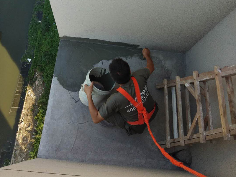 陽(yáng)臺(tái)頂部外墻防水裝修：1、根據(jù)現(xiàn)場(chǎng)實(shí)際情況，對(duì)防水部位基層原有的外墻涂料進(jìn)行清理，特別是基層破碎處、松動(dòng)處進(jìn)行徹底清除干凈，露出堅(jiān)硬基礎(chǔ)。2、在基層處理干凈的基礎(chǔ)上，用高檔有機(jī)硅防水涂料與水按1：2的比例稀釋后，摻入高標(biāo)號(hào)水泥做成灰膏，對(duì)砂眼、蜂窩、龜裂做細(xì)部處理。3、對(duì)不規(guī)則的龜裂進(jìn)行修補(bǔ)時(shí)，超過(guò)2mm的龜裂用長(zhǎng)絲無(wú)紡布與有機(jī)硅外墻專(zhuān)用涂料進(jìn)行貼粘修補(bǔ)，以免龜裂紋繼續(xù)擴(kuò)大。4、對(duì)窗口四周、檐底、預(yù)埋件、穿墻管等重要部位做加強(qiáng)處理。5、涂料采用涂刷法施工，涂刷的方向、行程長(zhǎng)短應(yīng)一致，涂刷應(yīng)均勻不得漏刷。6、機(jī)械噴涂施工時(shí)做到噴涂均勻，壓茬到位，不得漏噴，使表面光滑。7、施工完畢后將現(xiàn)場(chǎng)衛(wèi)生清理干凈。