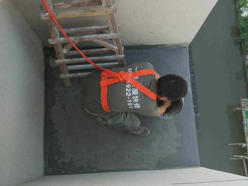 陽(yáng)臺(tái)頂部外墻防水裝修：1、根據(jù)現(xiàn)場(chǎng)實(shí)際情況，對(duì)防水部位基層原有的外墻涂料進(jìn)行清理，特別是基層破碎處、松動(dòng)處進(jìn)行徹底清除干凈，露出堅(jiān)硬基礎(chǔ)。2、在基層處理干凈的基礎(chǔ)上，用高檔有機(jī)硅防水涂料與水按1：2的比例稀釋后，摻入高標(biāo)號(hào)水泥做成灰膏，對(duì)砂眼、蜂窩、龜裂做細(xì)部處理。3、對(duì)不規(guī)則的龜裂進(jìn)行修補(bǔ)時(shí)，超過(guò)2mm的龜裂用長(zhǎng)絲無(wú)紡布與有機(jī)硅外墻專(zhuān)用涂料進(jìn)行貼粘修補(bǔ)，以免龜裂紋繼續(xù)擴(kuò)大。4、對(duì)窗口四周、檐底、預(yù)埋件、穿墻管等重要部位做加強(qiáng)處理。5、涂料采用涂刷法施工，涂刷的方向、行程長(zhǎng)短應(yīng)一致，涂刷應(yīng)均勻不得漏刷。6、機(jī)械噴涂施工時(shí)做到噴涂均勻，壓茬到位，不得漏噴，使表面光滑。7、施工完畢后將現(xiàn)場(chǎng)衛(wèi)生清理干凈。