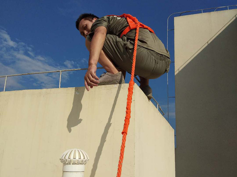 陽(yáng)臺(tái)頂部外墻防水裝修：1、根據(jù)現(xiàn)場(chǎng)實(shí)際情況，對(duì)防水部位基層原有的外墻涂料進(jìn)行清理，特別是基層破碎處、松動(dòng)處進(jìn)行徹底清除干凈，露出堅(jiān)硬基礎(chǔ)。2、在基層處理干凈的基礎(chǔ)上，用高檔有機(jī)硅防水涂料與水按1：2的比例稀釋后，摻入高標(biāo)號(hào)水泥做成灰膏，對(duì)砂眼、蜂窩、龜裂做細(xì)部處理。3、對(duì)不規(guī)則的龜裂進(jìn)行修補(bǔ)時(shí)，超過(guò)2mm的龜裂用長(zhǎng)絲無(wú)紡布與有機(jī)硅外墻專(zhuān)用涂料進(jìn)行貼粘修補(bǔ)，以免龜裂紋繼續(xù)擴(kuò)大。4、對(duì)窗口四周、檐底、預(yù)埋件、穿墻管等重要部位做加強(qiáng)處理。5、涂料采用涂刷法施工，涂刷的方向、行程長(zhǎng)短應(yīng)一致，涂刷應(yīng)均勻不得漏刷。6、機(jī)械噴涂施工時(shí)做到噴涂均勻，壓茬到位，不得漏噴，使表面光滑。7、施工完畢后將現(xiàn)場(chǎng)衛(wèi)生清理干凈。