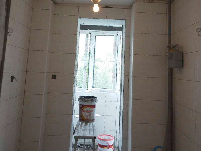 陽(yáng)臺(tái)貼磚裝修：一、瓷磚是否要貼到頂：對(duì)于陽(yáng)臺(tái)墻磚所貼的高度，一般的陽(yáng)臺(tái)貼1.2米-1.5米高度就夠了！比洗衣機(jī)高點(diǎn)就行。老師傅建議貼瓷磚，一個(gè)是整體效果要好，二是打掃要方便。所以還是建議把瓷磚貼到頂，這樣不僅美觀而且以后清理打掃也方便。二、陽(yáng)臺(tái)瓷磚如何收邊：其實(shí)最簡(jiǎn)單的方法就是不銹鋼收邊。三、瓷磚和乳膠漆如何銜接：老師傅給的建議是先貼好陽(yáng)臺(tái)瓷磚，再掛內(nèi)墻膩?zhàn)?，通常結(jié)合部在轉(zhuǎn)角處，膩?zhàn)右痛纱u側(cè)面抹齊平，涂刷乳膠漆時(shí)，結(jié)合處用刷子沿邊緣手刷即可。四、要不要裝吊頂：老師傅建議采用石材線條、或木線條配合設(shè)計(jì)來(lái)達(dá)到瓷磚和吊頂?shù)氖者呅Ч? width=