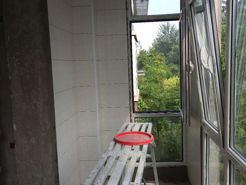 陽(yáng)臺(tái)貼磚裝修：一、瓷磚是否要貼到頂：對(duì)于陽(yáng)臺(tái)墻磚所貼的高度，一般的陽(yáng)臺(tái)貼1.2米-1.5米高度就夠了！比洗衣機(jī)高點(diǎn)就行。老師傅建議貼瓷磚，一個(gè)是整體效果要好，二是打掃要方便。所以還是建議把瓷磚貼到頂，這樣不僅美觀而且以后清理打掃也方便。二、陽(yáng)臺(tái)瓷磚如何收邊：其實(shí)最簡(jiǎn)單的方法就是不銹鋼收邊。三、瓷磚和乳膠漆如何銜接：老師傅給的建議是先貼好陽(yáng)臺(tái)瓷磚，再掛內(nèi)墻膩?zhàn)?，通常結(jié)合部在轉(zhuǎn)角處，膩?zhàn)右痛纱u側(cè)面抹齊平，涂刷乳膠漆時(shí)，結(jié)合處用刷子沿邊緣手刷即可。四、要不要裝吊頂：老師傅建議采用石材線條、或木線條配合設(shè)計(jì)來(lái)達(dá)到瓷磚和吊頂?shù)氖者呅Ч? width=