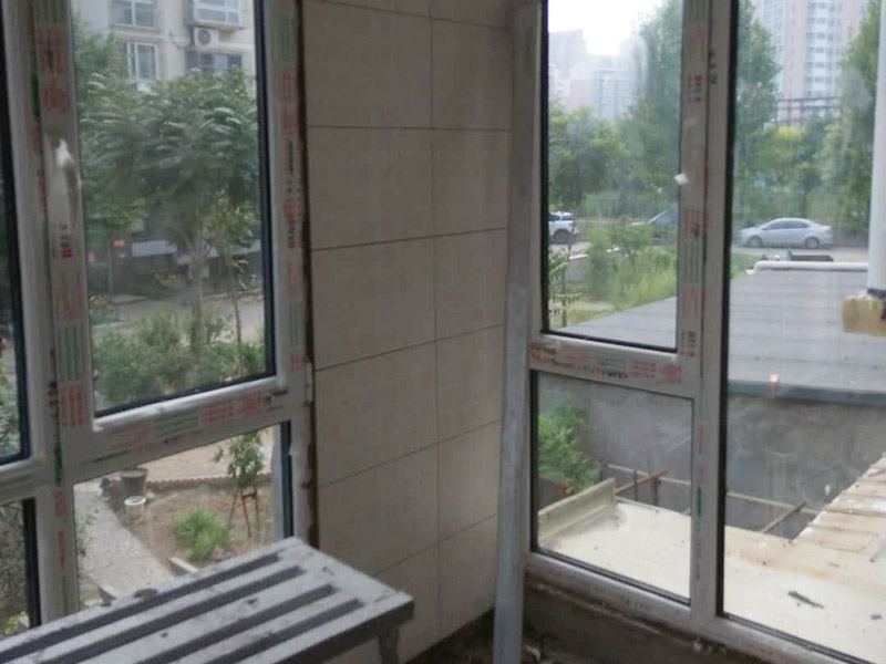 陽(yáng)臺(tái)貼磚裝修：一、瓷磚是否要貼到頂：對(duì)于陽(yáng)臺(tái)墻磚所貼的高度，一般的陽(yáng)臺(tái)貼1.2米-1.5米高度就夠了！比洗衣機(jī)高點(diǎn)就行。老師傅建議貼瓷磚，一個(gè)是整體效果要好，二是打掃要方便。所以還是建議把瓷磚貼到頂，這樣不僅美觀而且以后清理打掃也方便。二、陽(yáng)臺(tái)瓷磚如何收邊：其實(shí)最簡(jiǎn)單的方法就是不銹鋼收邊。三、瓷磚和乳膠漆如何銜接：老師傅給的建議是先貼好陽(yáng)臺(tái)瓷磚，再掛內(nèi)墻膩?zhàn)樱ǔ＝Y(jié)合部在轉(zhuǎn)角處，膩?zhàn)右痛纱u側(cè)面抹齊平，涂刷乳膠漆時(shí)，結(jié)合處用刷子沿邊緣手刷即可。四、要不要裝吊頂：老師傅建議采用石材線條、或木線條配合設(shè)計(jì)來(lái)達(dá)到瓷磚和吊頂?shù)氖者呅Ч? width=