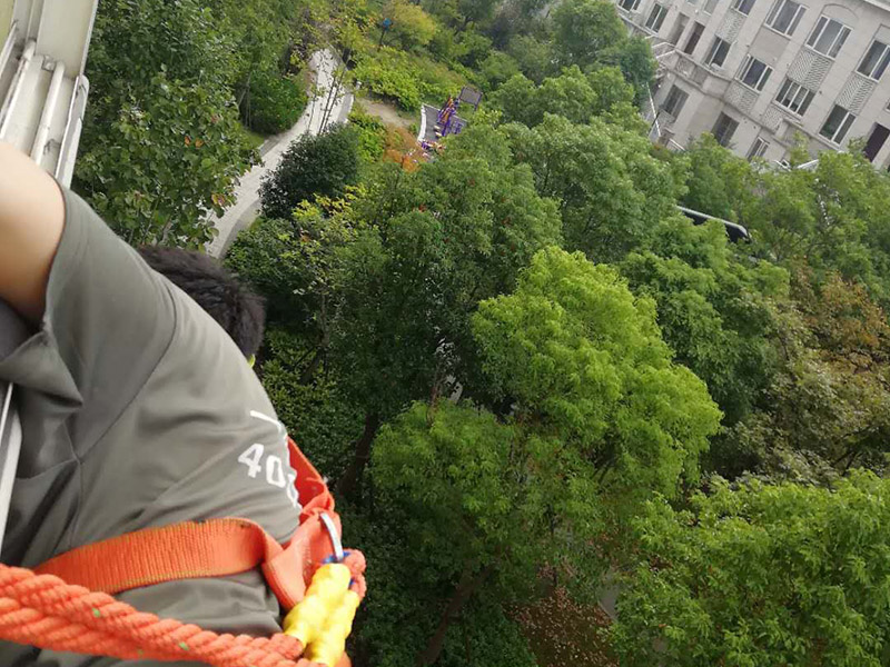 外墻窗戶打膠裝修：修補膠是針對塑鋼在安裝，及運輸過程中出現(xiàn)的細小及明顯的裂縫用來修補的膠，有點像牙膏一樣，使用方法，將修補面徹底清洗干凈，干燥，用美工刀片順著裂縫刮出1-2mm的倒角口，再將膠刮入裂縫中，用刀片修平，待到膠體7分干的時候再用刀片將裂縫周圍多余的膠修去，如果感覺效果還是不好的話，等到膠體完全干透以后用1500號以上的水砂紙蘸水輕輕打磨即可。 師傅有專門打膠的工具，打膠完成后要用手抹平！像劑牙膏一樣將修補膠涂在需修正的地方，等干后用鏟鏟平，再用細紗紙磨平。擠出來直接涂在裂縫上抹平。