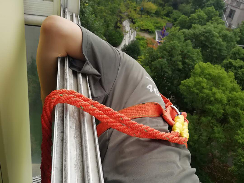 外墻窗戶打膠裝修：修補膠是針對塑鋼在安裝，及運輸過程中出現(xiàn)的細小及明顯的裂縫用來修補的膠，有點像牙膏一樣，使用方法，將修補面徹底清洗干凈，干燥，用美工刀片順著裂縫刮出1-2mm的倒角口，再將膠刮入裂縫中，用刀片修平，待到膠體7分干的時候再用刀片將裂縫周圍多余的膠修去，如果感覺效果還是不好的話，等到膠體完全干透以后用1500號以上的水砂紙蘸水輕輕打磨即可。 師傅有專門打膠的工具，打膠完成后要用手抹平！像劑牙膏一樣將修補膠涂在需修正的地方，等干后用鏟鏟平，再用細紗紙磨平。擠出來直接涂在裂縫上抹平。