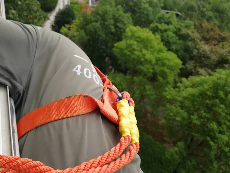 外墻窗戶打膠裝修：修補膠是針對塑鋼在安裝，及運輸過程中出現(xiàn)的細小及明顯的裂縫用來修補的膠，有點像牙膏一樣，使用方法，將修補面徹底清洗干凈，干燥，用美工刀片順著裂縫刮出1-2mm的倒角口，再將膠刮入裂縫中，用刀片修平，待到膠體7分干的時候再用刀片將裂縫周圍多余的膠修去，如果感覺效果還是不好的話，等到膠體完全干透以后用1500號以上的水砂紙蘸水輕輕打磨即可。 師傅有專門打膠的工具，打膠完成后要用手抹平！像劑牙膏一樣將修補膠涂在需修正的地方，等干后用鏟鏟平，再用細紗紙磨平。擠出來直接涂在裂縫上抹平。