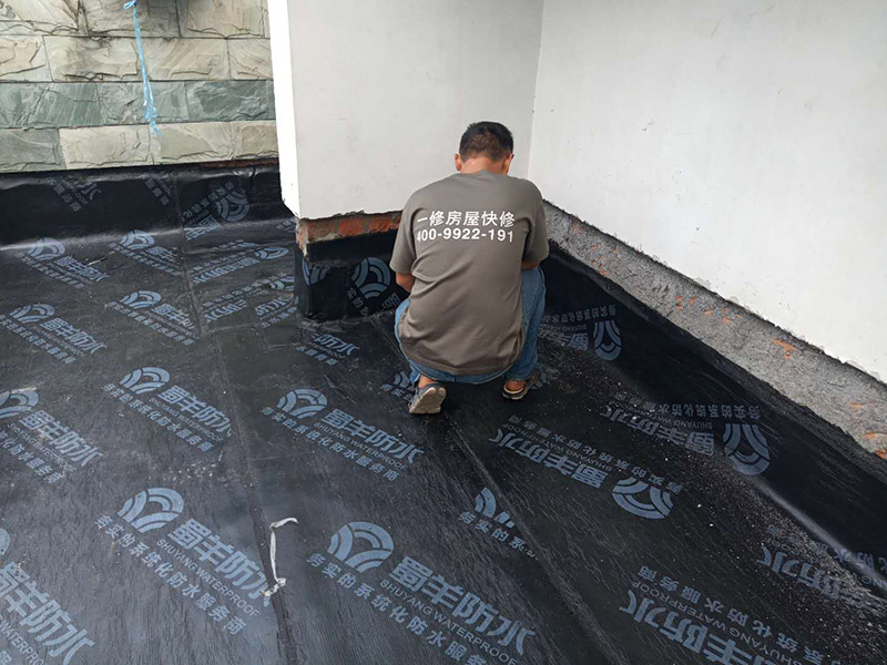 露臺防水裝修:先是找到原來的防水層，然后將其鏟除，處理好露臺的基面，注意不能留有油膩、蠟等任何碎屑物質(zhì)，保證基面的平整、干凈，如果發(fā)現(xiàn)有孔隙或者是裂縫，則需要先進行修補。接著是進行找平處理，然后排干下部保溫層里面的積水，再設若干排氣孔進行排氣措施。在做好了阻根防水層后，我們還需要進行找坡處理，避免形成部分儲水。一般來說是利用水泥砂漿來進行找平、找坡，注意坡度不能小于百分之三。觀察不漏水則為及格，然后在防水層上做水泥砂漿保護層等各項維護及瓷磚鋪貼，最后做露臺的綠化工作。