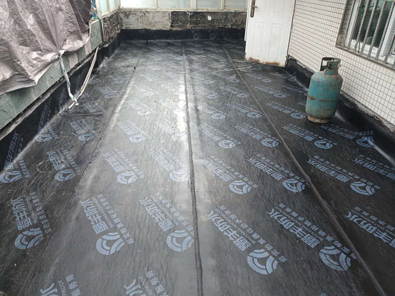 露臺防水裝修:先是找到原來的防水層，然后將其鏟除，處理好露臺的基面，注意不能留有油膩、蠟等任何碎屑物質(zhì)，保證基面的平整、干凈，如果發(fā)現(xiàn)有孔隙或者是裂縫，則需要先進行修補。接著是進行找平處理，然后排干下部保溫層里面的積水，再設若干排氣孔進行排氣措施。在做好了阻根防水層后，我們還需要進行找坡處理，避免形成部分儲水。一般來說是利用水泥砂漿來進行找平、找坡，注意坡度不能小于百分之三。觀察不漏水則為及格，然后在防水層上做水泥砂漿保護層等各項維護及瓷磚鋪貼，最后做露臺的綠化工作。