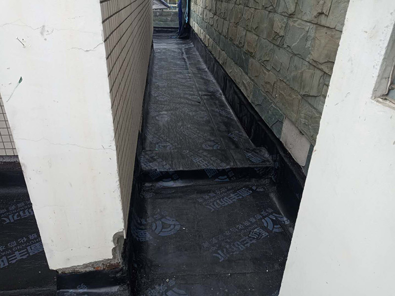 露臺防水裝修:先是找到原來的防水層，然后將其鏟除，處理好露臺的基面，注意不能留有油膩、蠟等任何碎屑物質(zhì)，保證基面的平整、干凈，如果發(fā)現(xiàn)有孔隙或者是裂縫，則需要先進行修補。接著是進行找平處理，然后排干下部保溫層里面的積水，再設若干排氣孔進行排氣措施。在做好了阻根防水層后，我們還需要進行找坡處理，避免形成部分儲水。一般來說是利用水泥砂漿來進行找平、找坡，注意坡度不能小于百分之三。觀察不漏水則為及格，然后在防水層上做水泥砂漿保護層等各項維護及瓷磚鋪貼，最后做露臺的綠化工作。