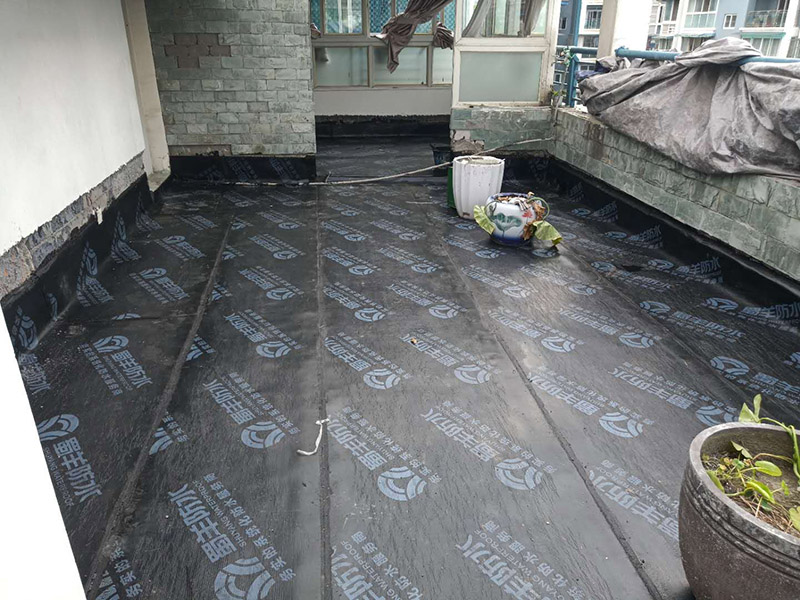 露臺防水裝修:先是找到原來的防水層，然后將其鏟除，處理好露臺的基面，注意不能留有油膩、蠟等任何碎屑物質(zhì)，保證基面的平整、干凈，如果發(fā)現(xiàn)有孔隙或者是裂縫，則需要先進行修補。接著是進行找平處理，然后排干下部保溫層里面的積水，再設若干排氣孔進行排氣措施。在做好了阻根防水層后，我們還需要進行找坡處理，避免形成部分儲水。一般來說是利用水泥砂漿來進行找平、找坡，注意坡度不能小于百分之三。觀察不漏水則為及格，然后在防水層上做水泥砂漿保護層等各項維護及瓷磚鋪貼，最后做露臺的綠化工作。