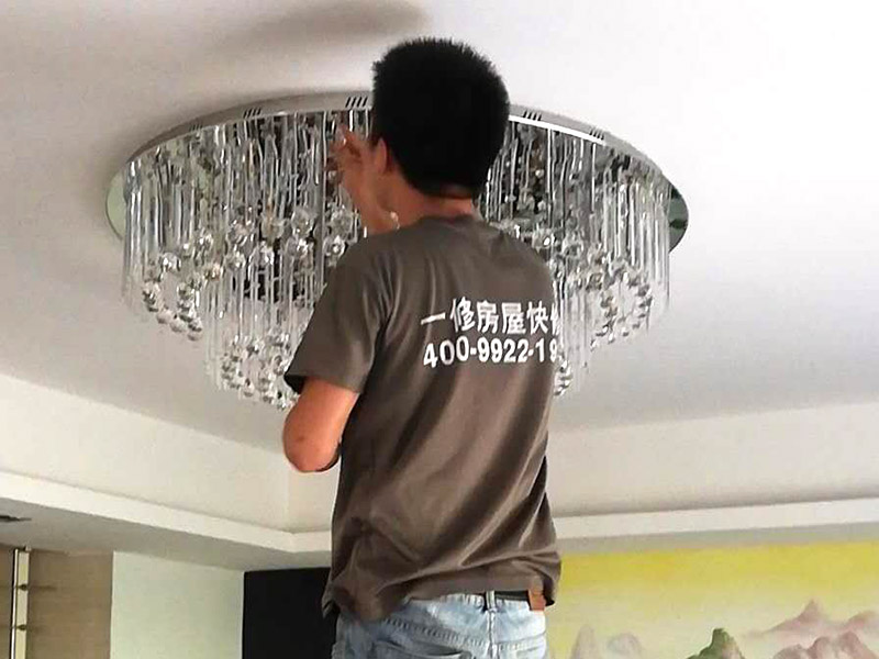 水晶吸頂燈裝修：1、安裝水晶吸頂燈的房間天花上確定安裝位置，并且預(yù)埋上螺栓，或用膨脹螺栓、尼龍塞或塑料塞固定，一般都采用膨脹螺栓; 2、當(dāng)采用膨脹螺栓固定時(shí)，應(yīng)按產(chǎn)品的技術(shù)要求選擇螺栓規(guī)格，其鉆孔直徑和埋設(shè)深度要與螺栓規(guī)格相符; 3、水晶吸頂燈安裝前檢查引向每個(gè)燈飾的導(dǎo)線線芯的截面，銅芯軟線不小于0.4mm2，銅芯不小于0.5mm2，否則引線必須更換;導(dǎo)線與燈頭的連接、燈頭間并聯(lián)導(dǎo)線的連接要牢固，電氣接觸應(yīng)良好，以免由于接觸不良，出現(xiàn)導(dǎo)線與接線端之間產(chǎn)生火花，而發(fā)生危險(xiǎn); 4、將水晶吸頂燈固定在預(yù)埋的膨脹螺栓上，且每個(gè)燈飾用于固定的螺栓或螺釘不應(yīng)少于2個(gè); 5、連接水晶吸頂燈電線，使其通電，并檢查水晶吸頂燈是否固定牢固。 6、檢查電路連接是否正常。