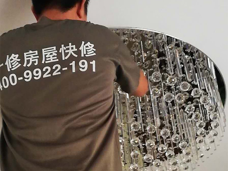 水晶吸頂燈裝修：1、安裝水晶吸頂燈的房間天花上確定安裝位置，并且預(yù)埋上螺栓，或用膨脹螺栓、尼龍塞或塑料塞固定，一般都采用膨脹螺栓; 2、當(dāng)采用膨脹螺栓固定時(shí)，應(yīng)按產(chǎn)品的技術(shù)要求選擇螺栓規(guī)格，其鉆孔直徑和埋設(shè)深度要與螺栓規(guī)格相符; 3、水晶吸頂燈安裝前檢查引向每個(gè)燈飾的導(dǎo)線線芯的截面，銅芯軟線不小于0.4mm2，銅芯不小于0.5mm2，否則引線必須更換;導(dǎo)線與燈頭的連接、燈頭間并聯(lián)導(dǎo)線的連接要牢固，電氣接觸應(yīng)良好，以免由于接觸不良，出現(xiàn)導(dǎo)線與接線端之間產(chǎn)生火花，而發(fā)生危險(xiǎn); 4、將水晶吸頂燈固定在預(yù)埋的膨脹螺栓上，且每個(gè)燈飾用于固定的螺栓或螺釘不應(yīng)少于2個(gè); 5、連接水晶吸頂燈電線，使其通電，并檢查水晶吸頂燈是否固定牢固。 6、檢查電路連接是否正常。