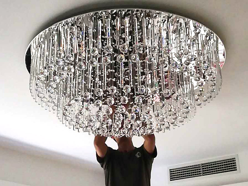 水晶吸頂燈裝修：1、安裝水晶吸頂燈的房間天花上確定安裝位置，并且預(yù)埋上螺栓，或用膨脹螺栓、尼龍塞或塑料塞固定，一般都采用膨脹螺栓; 2、當(dāng)采用膨脹螺栓固定時(shí)，應(yīng)按產(chǎn)品的技術(shù)要求選擇螺栓規(guī)格，其鉆孔直徑和埋設(shè)深度要與螺栓規(guī)格相符; 3、水晶吸頂燈安裝前檢查引向每個(gè)燈飾的導(dǎo)線線芯的截面，銅芯軟線不小于0.4mm2，銅芯不小于0.5mm2，否則引線必須更換;導(dǎo)線與燈頭的連接、燈頭間并聯(lián)導(dǎo)線的連接要牢固，電氣接觸應(yīng)良好，以免由于接觸不良，出現(xiàn)導(dǎo)線與接線端之間產(chǎn)生火花，而發(fā)生危險(xiǎn); 4、將水晶吸頂燈固定在預(yù)埋的膨脹螺栓上，且每個(gè)燈飾用于固定的螺栓或螺釘不應(yīng)少于2個(gè); 5、連接水晶吸頂燈電線，使其通電，并檢查水晶吸頂燈是否固定牢固。 6、檢查電路連接是否正常。