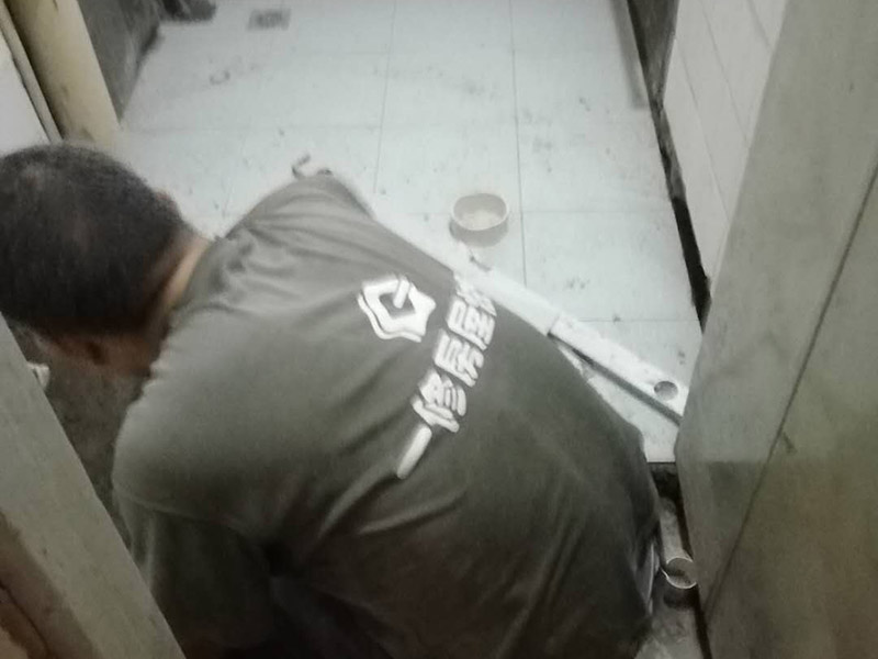 衛(wèi)生間地面瓷磚鋪貼：地磚鋪貼前，將地面清掃干凈；接著根據(jù)排版規(guī)劃設(shè)置水平線，并進行分塊；然后地面灑水、砂漿攪拌、打砂漿基層，然后開始鋪貼，要用橡皮錘均勻敲擊，調(diào)整與水平線及其它地磚的水平度及縫隙的大小，再用刮刀從磚縫中間劃一道，保證磚與磚之間要有一定的、均勻的縫隙，防止熱脹冷縮對磚造成損壞，用刮刀在兩塊磚上縱向來回劃拉，檢查兩塊磚是否平齊；最后表面清理，勾縫。