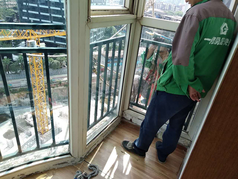 窗戶打膠維修：修補(bǔ)膠是針對(duì)塑鋼在安裝，及運(yùn)輸過程中出現(xiàn)的細(xì)小及明顯的裂縫用來修補(bǔ)的膠，有點(diǎn)像牙膏一樣，使用方法，將修補(bǔ)面徹底清洗干凈，干燥，用美工刀片順著裂縫刮出1-2mm的倒角口，再將膠刮入裂縫中，用刀片修平，待到膠體7分干的時(shí)候再用刀片將裂縫周圍多余的膠修去，如果感覺效果還是不好的話，等到膠體完全干透以后用1500號(hào)以上的水砂紙蘸水輕輕打磨即可。
師傅有專門打膠的工具，打膠完成后要用手抹平！像劑牙膏一樣將修補(bǔ)膠涂在需修正的地方，等干后用鏟鏟平，再用細(xì)紗紙磨平。擠出來直接涂在裂縫上抹平。