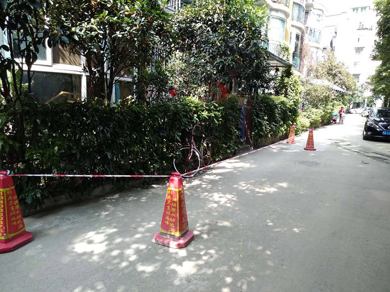 窗戶打膠維修：修補(bǔ)膠是針對(duì)塑鋼在安裝，及運(yùn)輸過程中出現(xiàn)的細(xì)小及明顯的裂縫用來修補(bǔ)的膠，有點(diǎn)像牙膏一樣，使用方法，將修補(bǔ)面徹底清洗干凈，干燥，用美工刀片順著裂縫刮出1-2mm的倒角口，再將膠刮入裂縫中，用刀片修平，待到膠體7分干的時(shí)候再用刀片將裂縫周圍多余的膠修去，如果感覺效果還是不好的話，等到膠體完全干透以后用1500號(hào)以上的水砂紙蘸水輕輕打磨即可。
師傅有專門打膠的工具，打膠完成后要用手抹平！像劑牙膏一樣將修補(bǔ)膠涂在需修正的地方，等干后用鏟鏟平，再用細(xì)紗紙磨平。擠出來直接涂在裂縫上抹平。