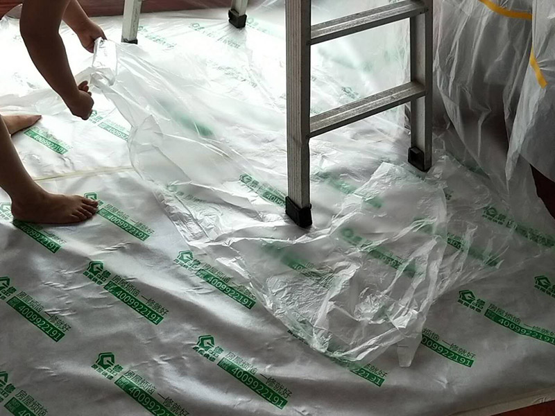 墻面頂部修補(bǔ)：1、看墻面是不是抹灰層已經(jīng)松動，如果松動直接砸掉，重新抹灰直到結(jié)實了為止。2、如果墻面是石膏板墻面就貼紙質(zhì)的繃帶在接縫處。3、如果墻面縫只有幾毫米不補(bǔ)難看可以鏟了膩?zhàn)?，在縫隙補(bǔ)水泥或者石膏（最好攙點(diǎn)膠）。4、搞定了以后貼繃帶刮平膩?zhàn)印?、等干了后打磨滾刷乳膠漆。對于局部剝落比較嚴(yán)重的情況，就有必要考慮是否是墻面基底根本沒做好的原因。將原墻體鏟除至墻面基層，用界面劑或者封固底漆重新涂刷一遍，再按照粉刷石膏找平、貼網(wǎng)格布(加固防裂)、批刮墻襯三遍后打磨平整，整個基層質(zhì)量此時就會好很多。