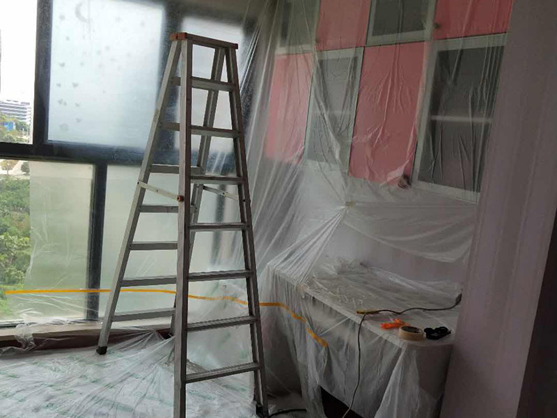 墻面頂部修補(bǔ)：1、看墻面是不是抹灰層已經(jīng)松動，如果松動直接砸掉，重新抹灰直到結(jié)實了為止。2、如果墻面是石膏板墻面就貼紙質(zhì)的繃帶在接縫處。3、如果墻面縫只有幾毫米不補(bǔ)難看可以鏟了膩?zhàn)?，在縫隙補(bǔ)水泥或者石膏（最好攙點(diǎn)膠）。4、搞定了以后貼繃帶刮平膩?zhàn)印?、等干了后打磨滾刷乳膠漆。對于局部剝落比較嚴(yán)重的情況，就有必要考慮是否是墻面基底根本沒做好的原因。將原墻體鏟除至墻面基層，用界面劑或者封固底漆重新涂刷一遍，再按照粉刷石膏找平、貼網(wǎng)格布(加固防裂)、批刮墻襯三遍后打磨平整，整個基層質(zhì)量此時就會好很多。