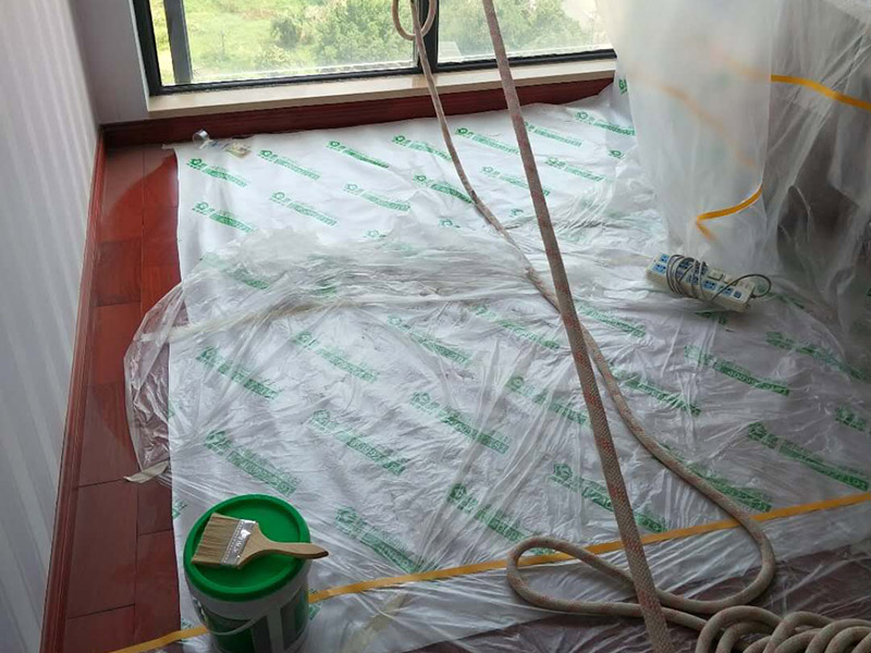 墻面頂部修補(bǔ)：1、看墻面是不是抹灰層已經(jīng)松動，如果松動直接砸掉，重新抹灰直到結(jié)實了為止。2、如果墻面是石膏板墻面就貼紙質(zhì)的繃帶在接縫處。3、如果墻面縫只有幾毫米不補(bǔ)難看可以鏟了膩?zhàn)?，在縫隙補(bǔ)水泥或者石膏（最好攙點(diǎn)膠）。4、搞定了以后貼繃帶刮平膩?zhàn)印?、等干了后打磨滾刷乳膠漆。對于局部剝落比較嚴(yán)重的情況，就有必要考慮是否是墻面基底根本沒做好的原因。將原墻體鏟除至墻面基層，用界面劑或者封固底漆重新涂刷一遍，再按照粉刷石膏找平、貼網(wǎng)格布(加固防裂)、批刮墻襯三遍后打磨平整，整個基層質(zhì)量此時就會好很多。