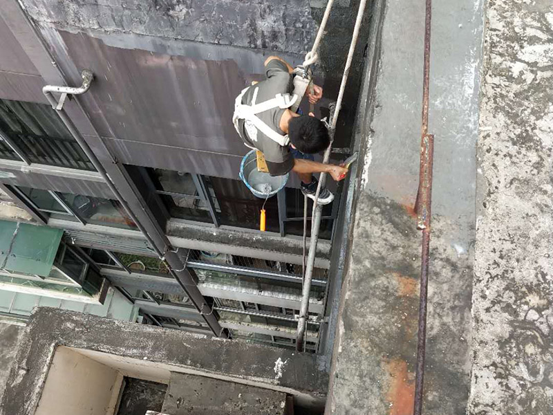 外墻防水維修：1、基層處理：首先要將基層表面的灰塵等清理干凈，一些脆裂的舊層和不耐水的涂層要鏟除，如果有凹處可以用水泥砂漿抹平，小的孔洞和裂縫用水泥乳修補(bǔ)好。 2、刷底膠： 刷底膠時，先要將墻面專用的膠水按照說明上的比例上加水進(jìn)行稀釋，然后在基層處理好的墻面上用輥筒均勻地涂刷一至二遍膠水打底，涂層膠水要均勻，也不能涂得過多和過少。 3、局部補(bǔ)膩?zhàn)樱夯鶎哟虻赘稍锖?，用膩?zhàn)诱已a(bǔ)不平之處，干后砂平。成品膩?zhàn)邮褂们皯?yīng)攪勻，膩?zhàn)悠頃r可酌量加清水調(diào)節(jié)。 4、滿刮膩?zhàn)樱簩⒄{(diào)配好的膩?zhàn)臃旁谕邪迳?，用橡皮刮板進(jìn)行涂刷，建議從上往下涂，基層一般要涂刷2-3遍，每一遍的膩?zhàn)硬荒芴?，膩?zhàn)油克⒑笠皶r用砂紙打磨，打磨時力底要適中，不能有波浪形等，打磨好后掃去灰塵就可以了。 5、刷底涂料：底料按照產(chǎn)品說明書進(jìn)行稀釋然后攪拌均勻，用滾筒在墻面涂刷，要均勻，不要漏刷，也不能刷得太厚，底料干后如果有要修補(bǔ)的地方，建議用膩?zhàn)有迯?fù)然后砂平。