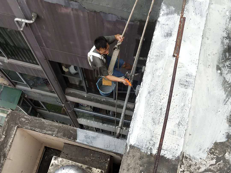 外墻防水維修：1、基層處理：首先要將基層表面的灰塵等清理干凈，一些脆裂的舊層和不耐水的涂層要鏟除，如果有凹處可以用水泥砂漿抹平，小的孔洞和裂縫用水泥乳修補(bǔ)好。 2、刷底膠： 刷底膠時，先要將墻面專用的膠水按照說明上的比例上加水進(jìn)行稀釋，然后在基層處理好的墻面上用輥筒均勻地涂刷一至二遍膠水打底，涂層膠水要均勻，也不能涂得過多和過少。 3、局部補(bǔ)膩?zhàn)樱夯鶎哟虻赘稍锖螅媚佔(zhàn)诱已a(bǔ)不平之處，干后砂平。成品膩?zhàn)邮褂们皯?yīng)攪勻，膩?zhàn)悠頃r可酌量加清水調(diào)節(jié)。 4、滿刮膩?zhàn)樱簩⒄{(diào)配好的膩?zhàn)臃旁谕邪迳?，用橡皮刮板進(jìn)行涂刷，建議從上往下涂，基層一般要涂刷2-3遍，每一遍的膩?zhàn)硬荒芴?，膩?zhàn)油克⒑笠皶r用砂紙打磨，打磨時力底要適中，不能有波浪形等，打磨好后掃去灰塵就可以了。 5、刷底涂料：底料按照產(chǎn)品說明書進(jìn)行稀釋然后攪拌均勻，用滾筒在墻面涂刷，要均勻，不要漏刷，也不能刷得太厚，底料干后如果有要修補(bǔ)的地方，建議用膩?zhàn)有迯?fù)然后砂平。