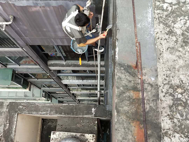 外墻防水維修：1、基層處理：首先要將基層表面的灰塵等清理干凈，一些脆裂的舊層和不耐水的涂層要鏟除，如果有凹處可以用水泥砂漿抹平，小的孔洞和裂縫用水泥乳修補(bǔ)好。 2、刷底膠： 刷底膠時，先要將墻面專用的膠水按照說明上的比例上加水進(jìn)行稀釋，然后在基層處理好的墻面上用輥筒均勻地涂刷一至二遍膠水打底，涂層膠水要均勻，也不能涂得過多和過少。 3、局部補(bǔ)膩?zhàn)樱夯鶎哟虻赘稍锖?，用膩?zhàn)诱已a(bǔ)不平之處，干后砂平。成品膩?zhàn)邮褂们皯?yīng)攪勻，膩?zhàn)悠頃r可酌量加清水調(diào)節(jié)。 4、滿刮膩?zhàn)樱簩⒄{(diào)配好的膩?zhàn)臃旁谕邪迳?，用橡皮刮板進(jìn)行涂刷，建議從上往下涂，基層一般要涂刷2-3遍，每一遍的膩?zhàn)硬荒芴?，膩?zhàn)油克⒑笠皶r用砂紙打磨，打磨時力底要適中，不能有波浪形等，打磨好后掃去灰塵就可以了。 5、刷底涂料：底料按照產(chǎn)品說明書進(jìn)行稀釋然后攪拌均勻，用滾筒在墻面涂刷，要均勻，不要漏刷，也不能刷得太厚，底料干后如果有要修補(bǔ)的地方，建議用膩?zhàn)有迯?fù)然后砂平。