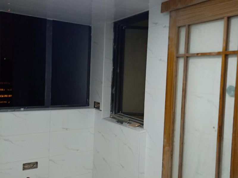 衛(wèi)生間瓷磚鋪貼：基層處理：把沾在基層上的浮漿、落地灰等用暫子或鋼絲刷清理掉，再用掃帚將浮土清掃干凈。找標(biāo)高：根據(jù)水平標(biāo)準(zhǔn)線(xiàn)和設(shè)計(jì)厚度，在四周墻、柱上彈出面層的上平標(biāo)高控制線(xiàn)。排磚：將房間依照磚的尺寸留縫大小，排出磚的放置位置，并在基層地面彈出十字控制線(xiàn)和分格線(xiàn)。鋪設(shè)結(jié)合層砂漿：鋪設(shè)前應(yīng)將基底濕潤(rùn)，并在基底上刷一道素水泥漿或界面結(jié)合劑，隨刷隨鋪設(shè)攪拌均勻的干硬性水泥砂漿。鋪磚時(shí)應(yīng)先在房間中間按照十字線(xiàn)鋪設(shè)十字控制磚，之后按照十字控制磚向四周鋪設(shè)，并隨時(shí)用2m靠尺和水平尺檢查平整度。大面積鋪貼時(shí)應(yīng)分段、分部位鋪貼。養(yǎng)護(hù)：當(dāng)磚面層鋪貼完24h內(nèi)應(yīng)開(kāi)始澆水養(yǎng)護(hù)，養(yǎng)護(hù)時(shí)間不得小于7d。