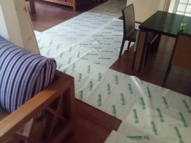 廁所防水保護(hù)維修：防水施工前要清掃干凈，防止石粒和雜物將雨水口、雨水管堵塞.。 防水施工完成后，要及時(shí)將防水保護(hù)層做好，防止破壞。 在施工中運(yùn)送材料的手推車支腿應(yīng)用庶布或膠皮包扎好，防止將防水層刮破，并安排防水人員隨時(shí)檢查，一但發(fā)現(xiàn)有刮破的，要及時(shí)進(jìn)行修補(bǔ)。 在施工防水時(shí)，要注意防止對(duì)屋面及其他已做完墻面的污染。 水落口處在施工時(shí)，要做臨時(shí)封閉，防止管內(nèi)堵塞。 屋面防水施工時(shí)，嚴(yán)禁穿帶釘子的鞋作業(yè)。