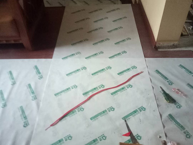 廁所防水保護(hù)維修：防水施工前要清掃干凈，防止石粒和雜物將雨水口、雨水管堵塞.。 防水施工完成后，要及時(shí)將防水保護(hù)層做好，防止破壞。 在施工中運(yùn)送材料的手推車支腿應(yīng)用庶布或膠皮包扎好，防止將防水層刮破，并安排防水人員隨時(shí)檢查，一但發(fā)現(xiàn)有刮破的，要及時(shí)進(jìn)行修補(bǔ)。 在施工防水時(shí)，要注意防止對(duì)屋面及其他已做完墻面的污染。 水落口處在施工時(shí)，要做臨時(shí)封閉，防止管內(nèi)堵塞。 屋面防水施工時(shí)，嚴(yán)禁穿帶釘子的鞋作業(yè)。