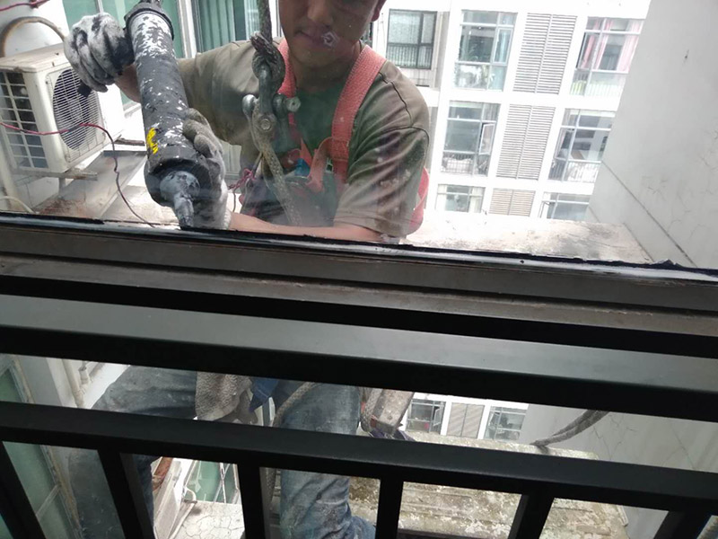窗戶打膠翻新：1.門窗打膠，安裝地板窗框時(shí)，應(yīng)連接水平和垂直拉線。每層的水平相同，上側(cè)和下側(cè)是直的。當(dāng)窗框和墻壁固定時(shí)，首先固定上框架，固定后框架，并用塑料膨脹螺栓固定。 2.孔與開(kāi)口之間的膨脹節(jié)內(nèi)腔填充有閉孔泡沫，發(fā)泡劑等彈性材料，表面用密封膠密封。門窗的安裝必須牢固。嵌入式部件的數(shù)量，位置和埋設(shè)連接方法必須符合設(shè)計(jì)要求。用于固定每根鋼筋的緊固件必須不小于3，間距不應(yīng)超過(guò)300毫米。與鋼制端部的距離不應(yīng)超過(guò)100毫米。