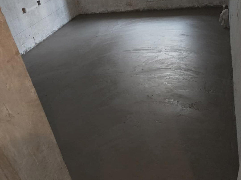 地面找平處理：1、若地面基層尚可的情況下，可考慮選擇石膏地面找平法。因為地面整體還算平整，只有局部不平，使用這種方法可不增高地面，對層高不會有任何影響。而且施工簡單、快速，容易干燥。不過，不適合大面積地面找平。 開始地面找平的第一步，對地面基層進行打磨處理，然后涂刷一遍界面劑，干燥后繼續(xù)涂刷第二遍;接著調(diào)配自流平水泥，使用工具來推，并借助滾筒工具來壓均勻，最后要保護地面等待完全干燥。 2、2、水泥砂漿地面找平 　這是最傳統(tǒng)的地面找平方式，適合各種地面找平。不過采用這種方式會增加地面厚度，大約在2.5cm&mdash;3.5cm，若對此有要求的朋友，請慎重選擇。水泥砂漿地面找平對水泥砂漿的配比有嚴格要求，沒弄好的話，地面容易起灰、起砂，甚至出現(xiàn)裂紋。因此，務必配好水泥砂漿，避免出現(xiàn)這些問題，并在地面找平時注意施工。 先對地面基層打磨，尤其是凸起的地方，盡量打磨平齊;之后找地面的高度，并彈線標記;抹灰餅和標筋后，開始刷水泥砂漿，將地面全部鋪平;可使用木抹子將其搓平，確保平整，并用鐵抹子來壓光，通常要壓三遍，最后做地面養(yǎng)護等待自然干燥。